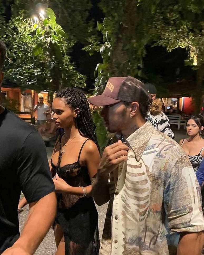 Hamilton curte fim de ano em Trancoso com modelo brasileira; veja vídeo