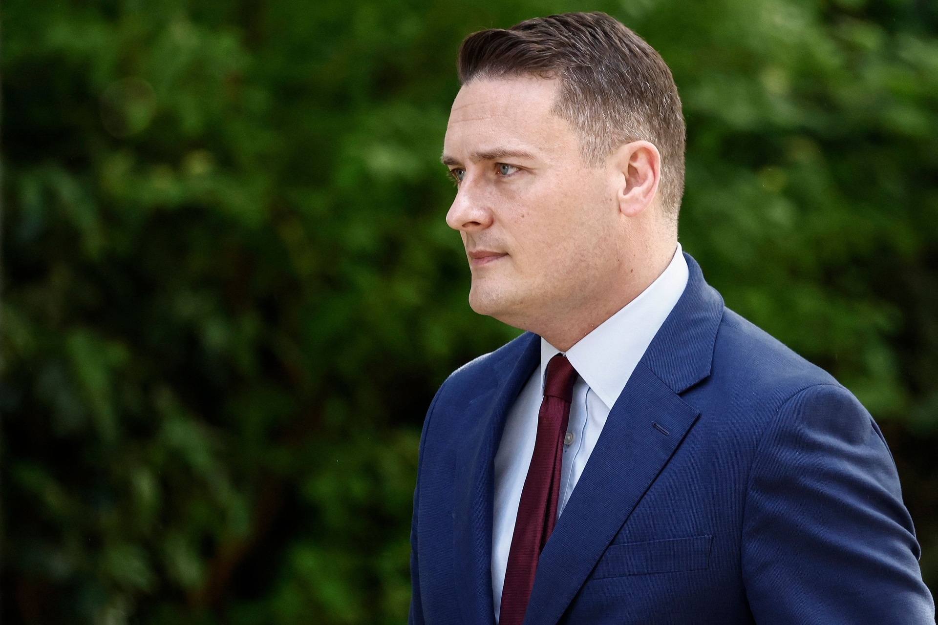 Renúncia de secretário britânico pressiona premier Keir Starmer