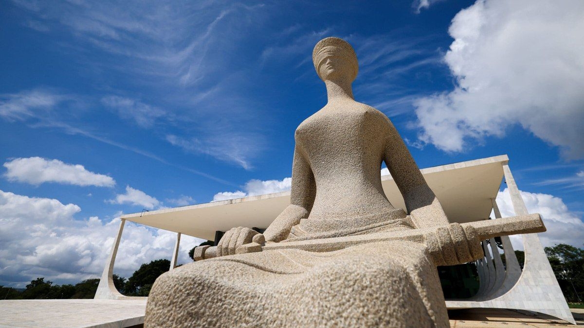 Redes se dividem com #BolsonaroFree e #BolsonaroPreso