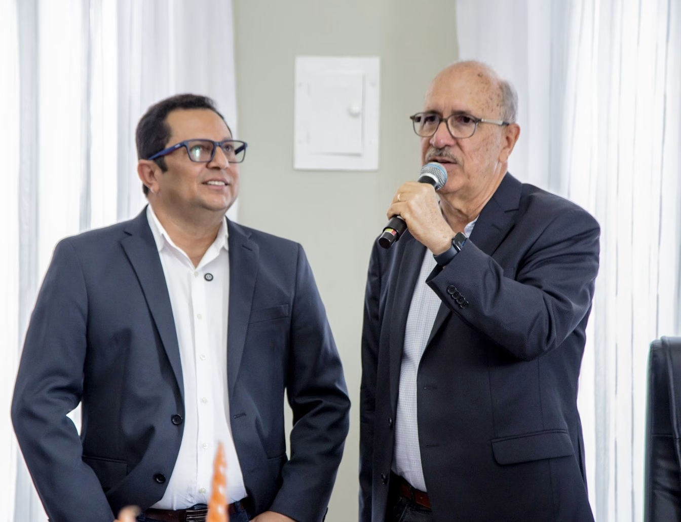 Prefeito Ronaldo Lopes transmite cargo e anuncia obras em Penedo