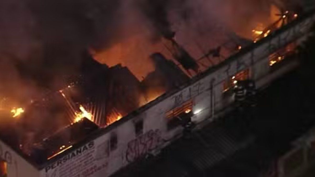 Incêndio atinge galpão comercial em São Paulo