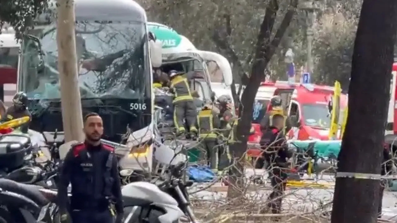 Acidente entre ônibus em Barcelona resulta em feridos