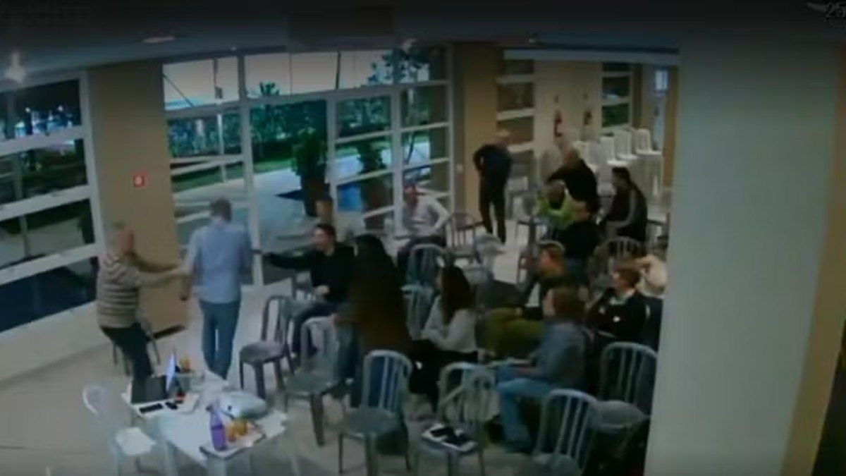 Médico legista de SP saca arma durante reunião de condomínio