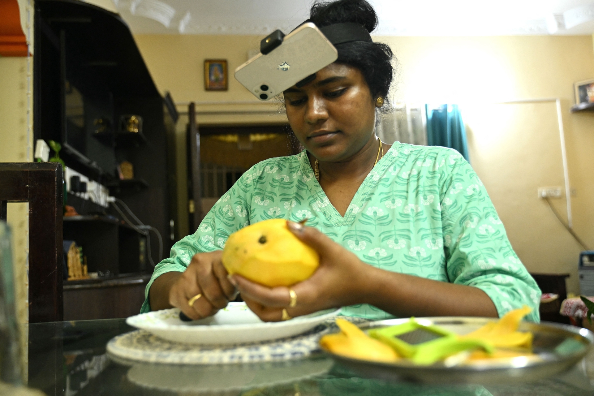 Indianos treinam robôs de IA para tarefas domésticas