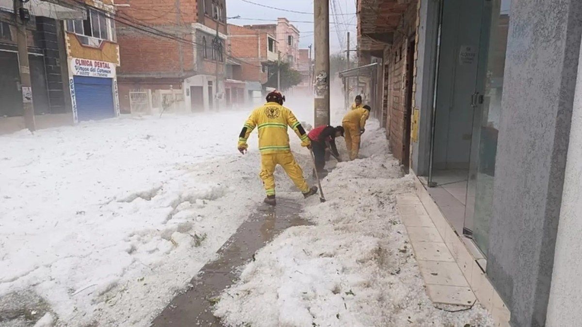 Granizo transforma cidade em cenário de inverno