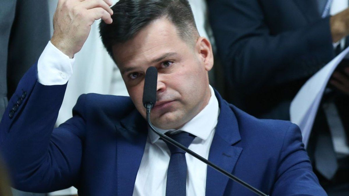 Defesa de Vasques solicita cumprimento de pena em SC