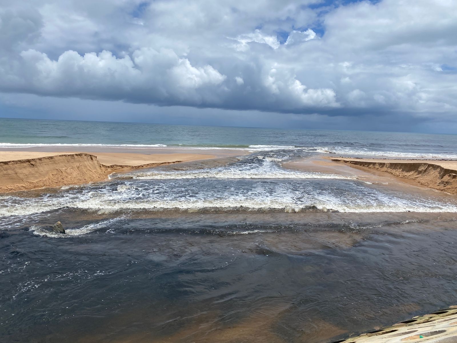 Rio Jacarecica provoca preocupação com sua vazão e coloração