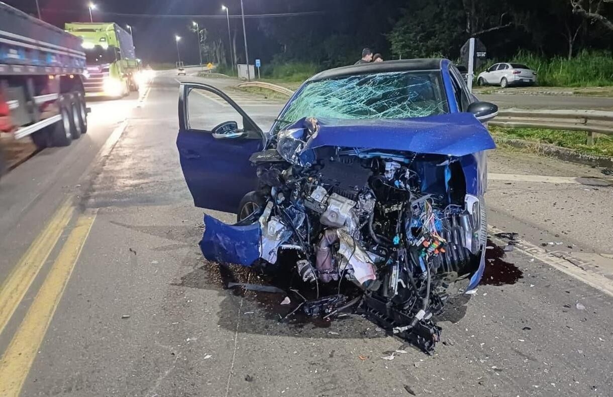 Acidente entre carro e carreta deixa três feridos na BR-393