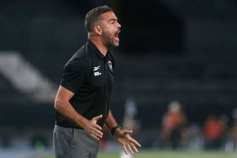 Artur Jorge explica opção por Tiquinho Soares no banco do Botafogo: "Temos que avaliar o contexto"