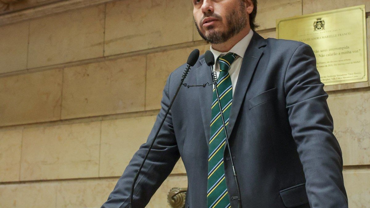 Carlos Bolsonaro deixa cargo de vereador e mira Senado