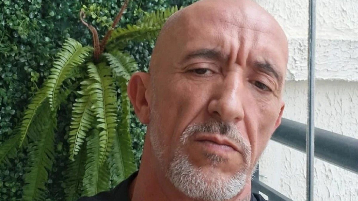 Cristian Cravinhos vende quadros feitos em Tremembé