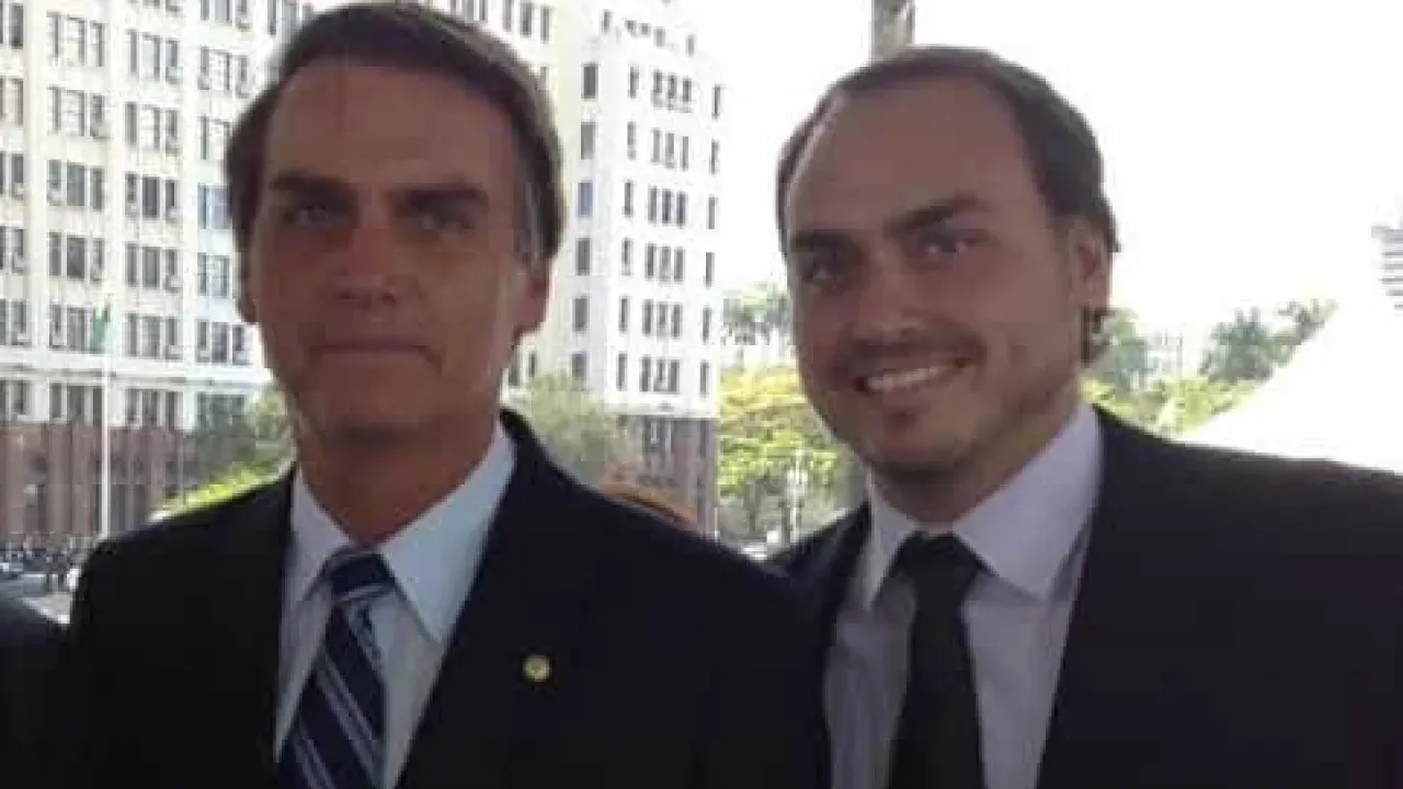 Carlos Bolsonaro critica governadores e fala de direitos humanos