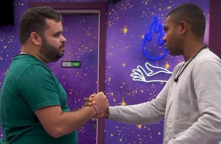 BBB | Michel questiona Davi sobre frase homofóbica: "A gente luta pra c*ralho pra não ter isso"