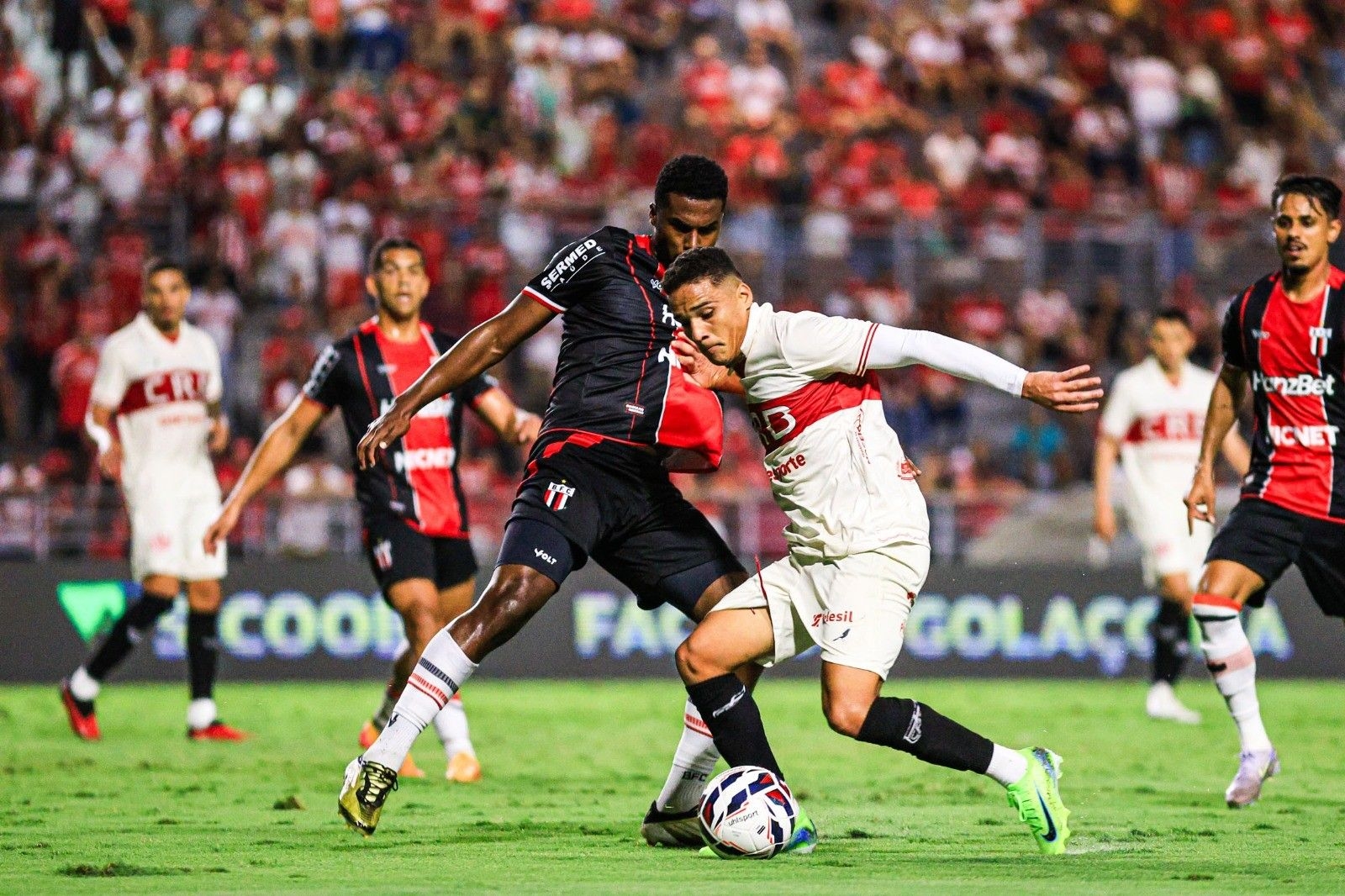 CRB enfrenta desafios com jogadores pendurados na Série B