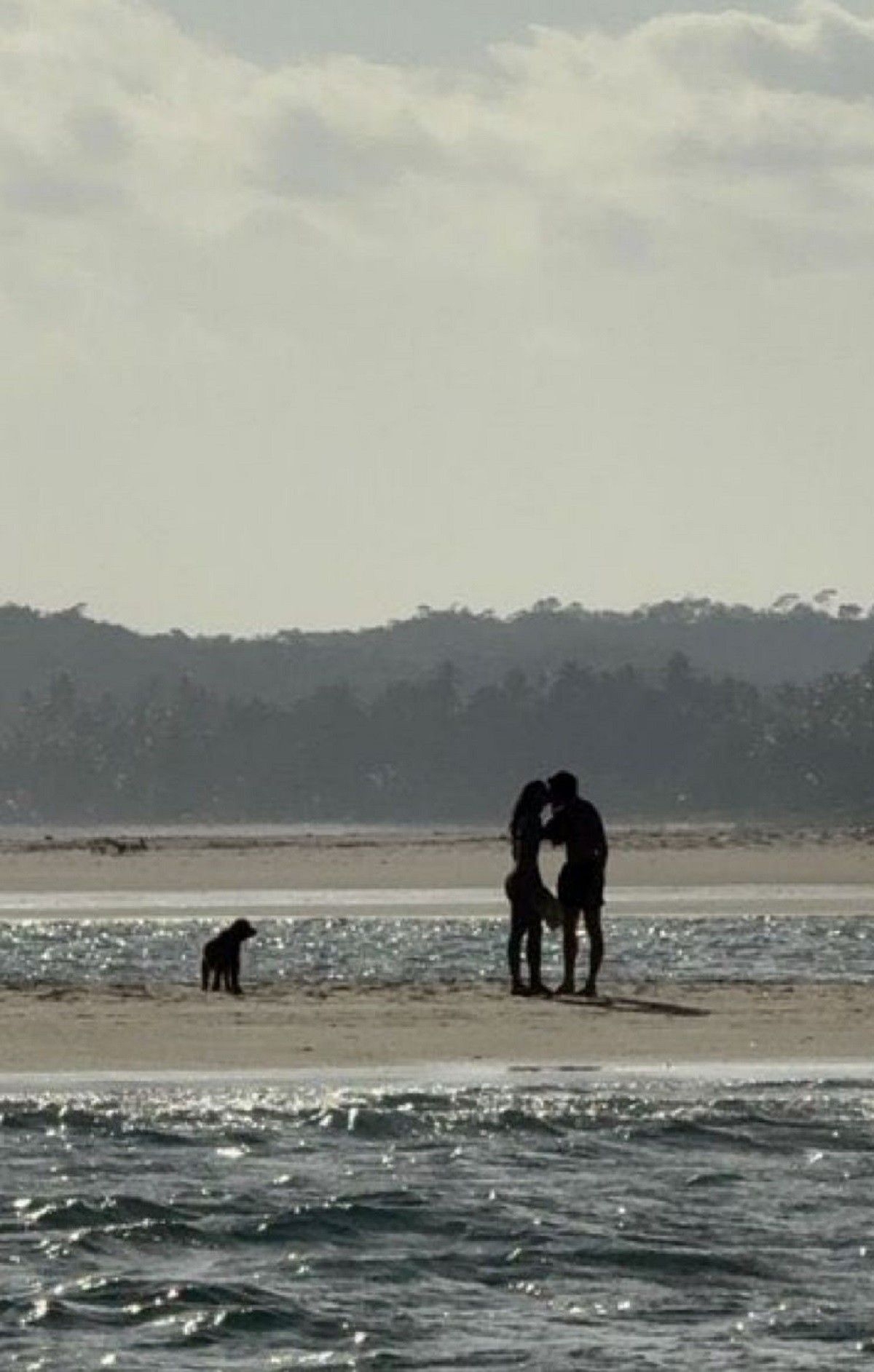 Shawn Mendes e Bruna Marquezine se beijam em praia alagoana