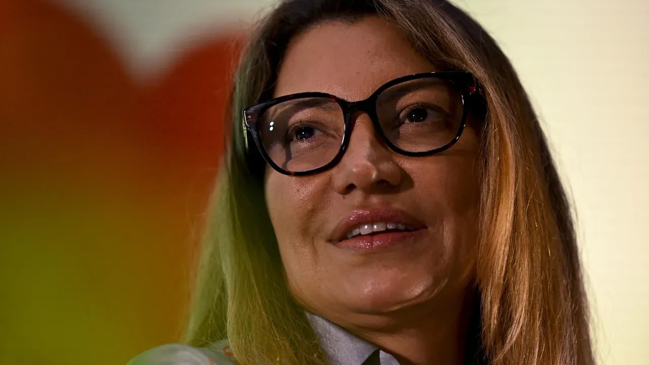 Janja defende regulação de redes sociais em evento