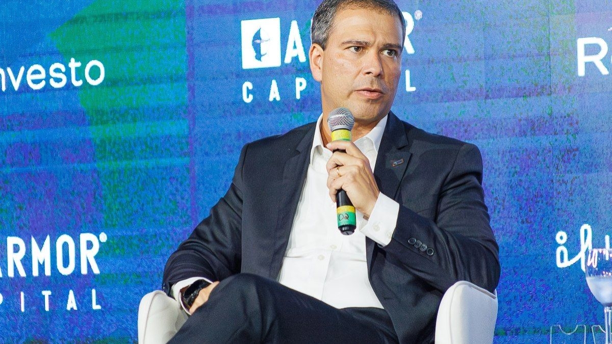 Presidente do BRB é sabatinado por deputados sobre compra do Banco Master