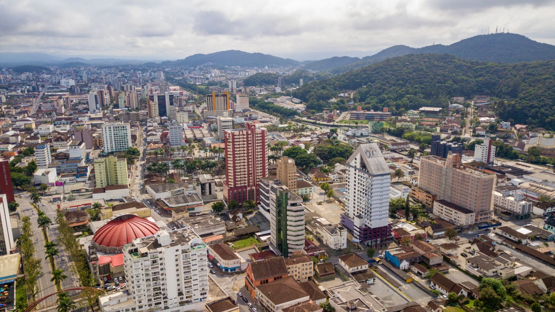 Joinville (SC) tem 75% da água cortada após vazamento de ácido em rio