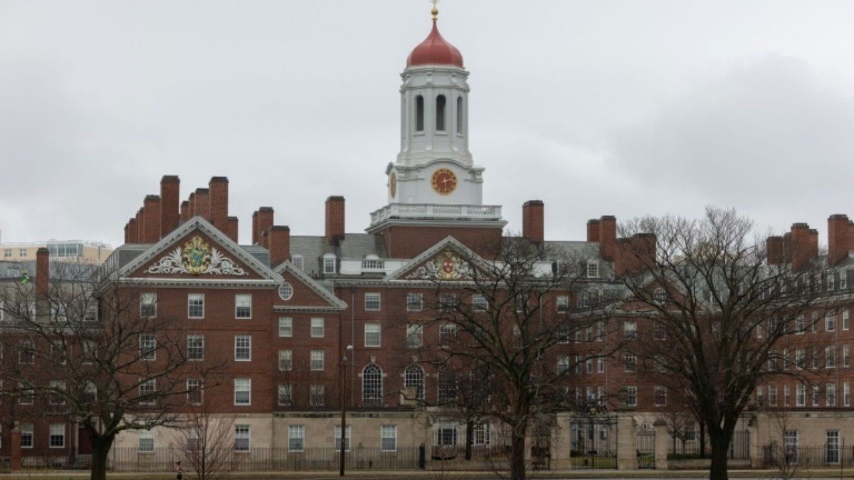 Harvard processa governo Trump por cortes de financiamento