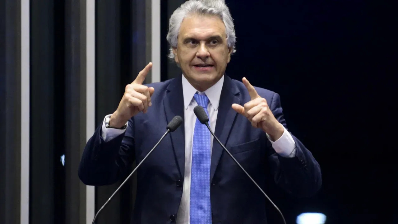 Caiado se destaca em evento e critica gestão de Lula