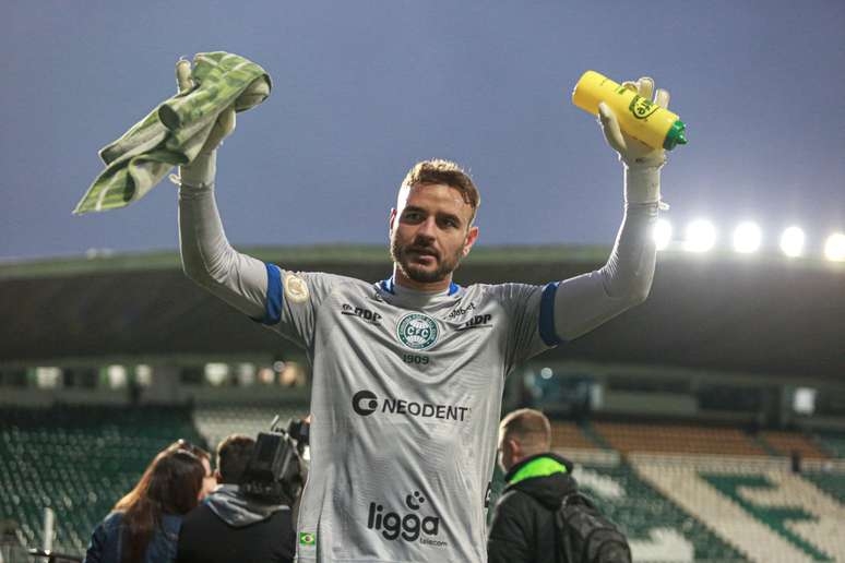 Novo goleiro? Coritiba quer resolver situações de Luan Polli e Gabriel; confira