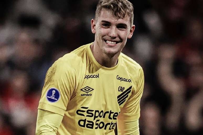 Botafogo encaminha contratação do goleiro Léo Linck, do Athletico-PR