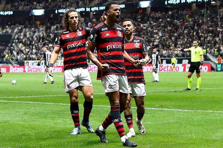 Flamengo consegue liberação do atacante Carlinhos