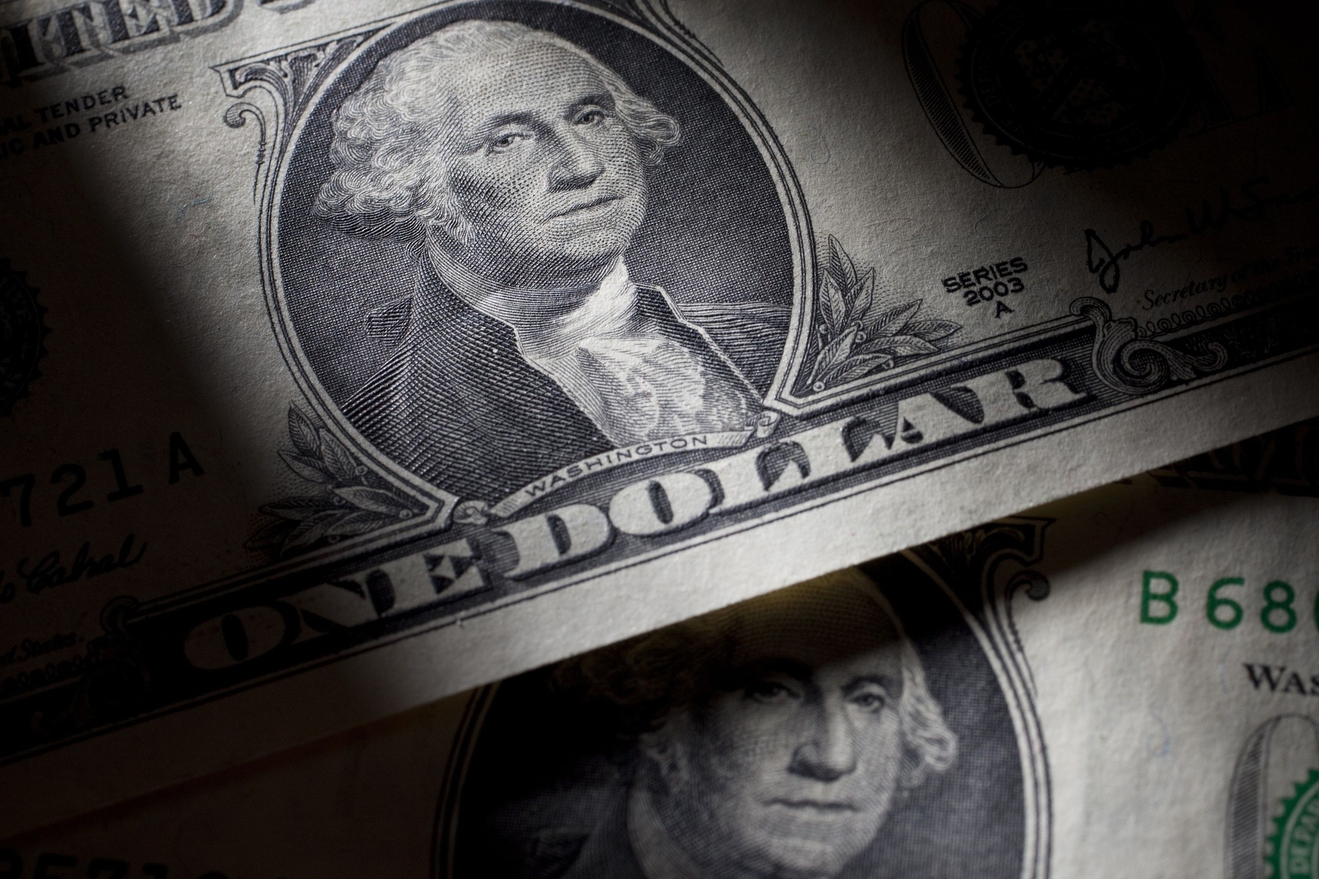 Dólar e juros futuros sobem com tensão política e externa