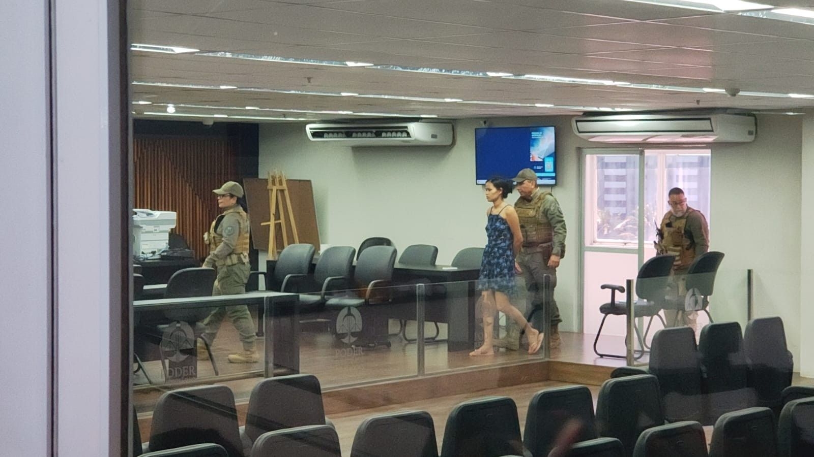 Mãe de bebê morta é levada para presídio em Maceió