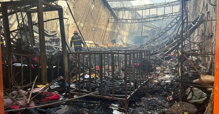 Incêndio destrói totalmente loja Imperador no calçadão do comércio