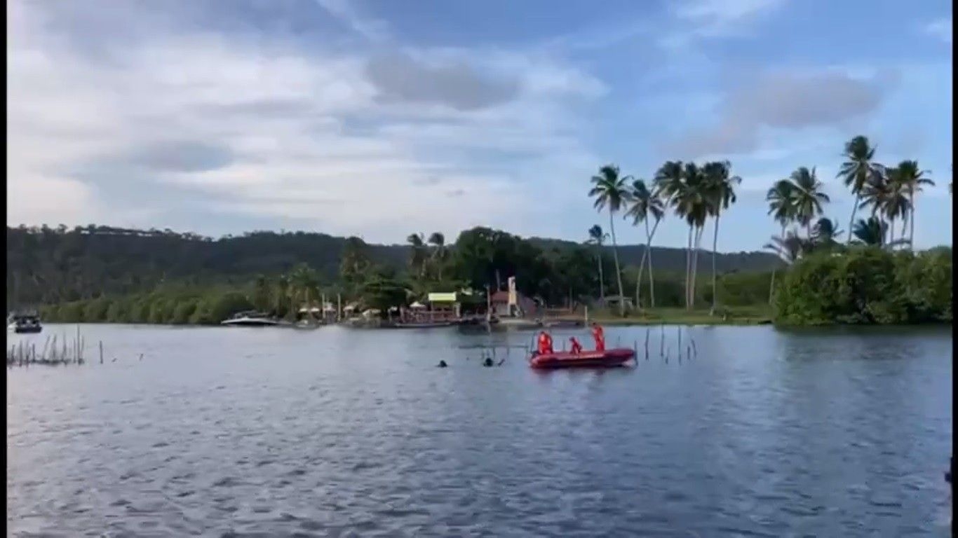 Homem desaparece no mar após acidente com catamarã