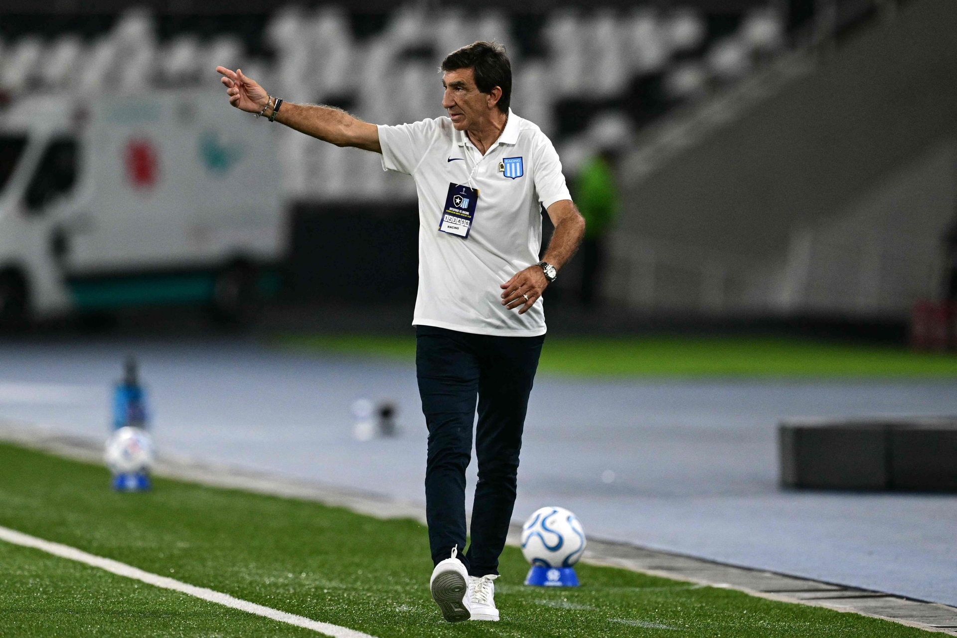 Técnico do Racing critica gramado sintético do Botafogo