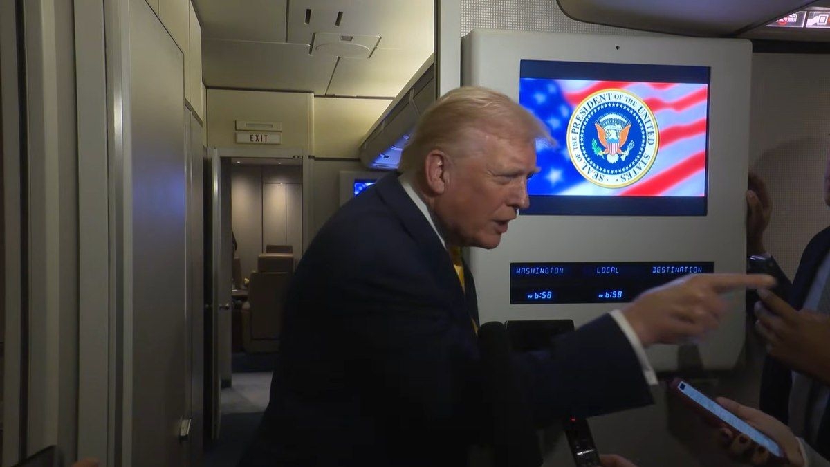 Trump ofende repórter durante entrevista em avião