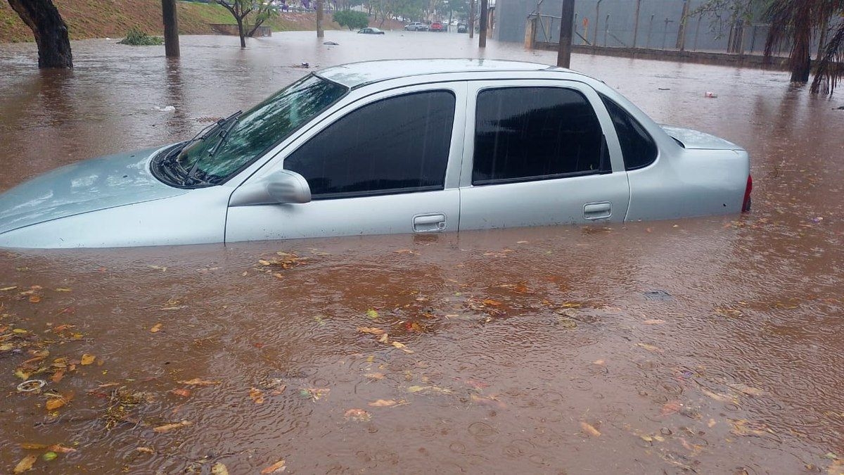 Estragos causados por chuva e ventos no interior paulista