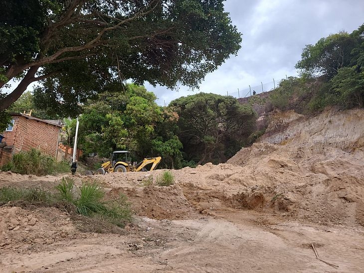 Mulher é multada em R$41 mil após ser flagrada escavando falésia, em Garça Torta