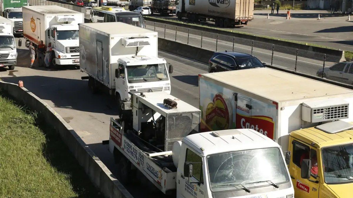 Caminhoneiros de SC anunciam greve por alta do diesel