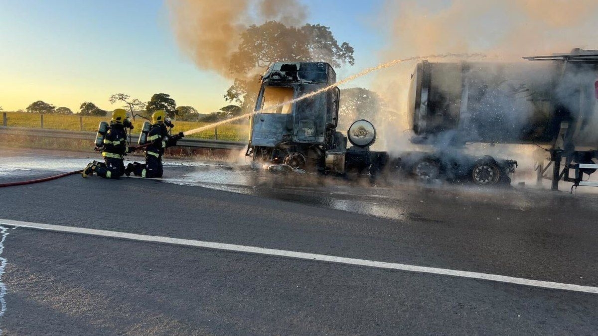 Caminhão-tanque com biodiesel pega fogo na BR-060