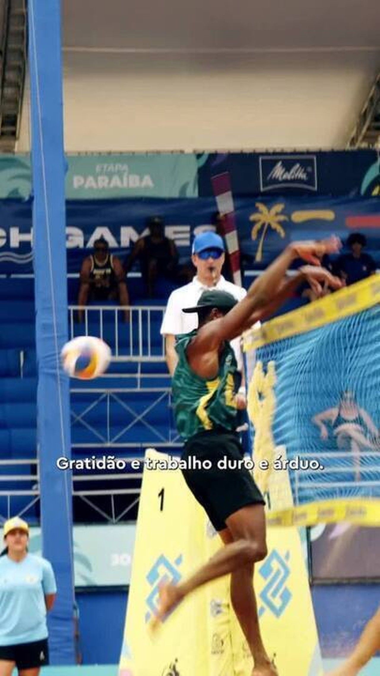Douglas Goes brilha no vôlei de praia e inspira jovens