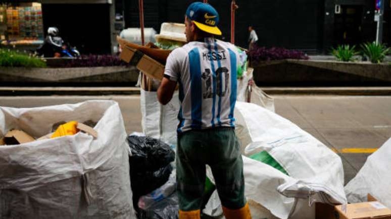 Argentinos buscam alimentos descartados para sobreviver em meio à crise