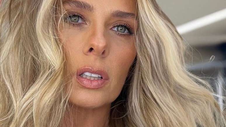 Adriane Galisteu exibe cintura fininha ao usar maiô cavado em sábado ensolarado
