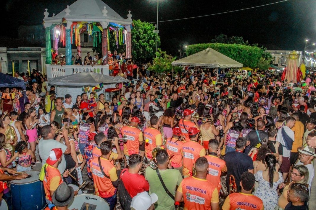 Blocos tradicionais e estreantes fazem a festa do público no carnaval de Penedo