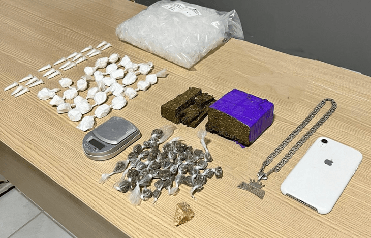 Jovem é preso com maconha e cocaína na Grota do Cigano no Jacintinho