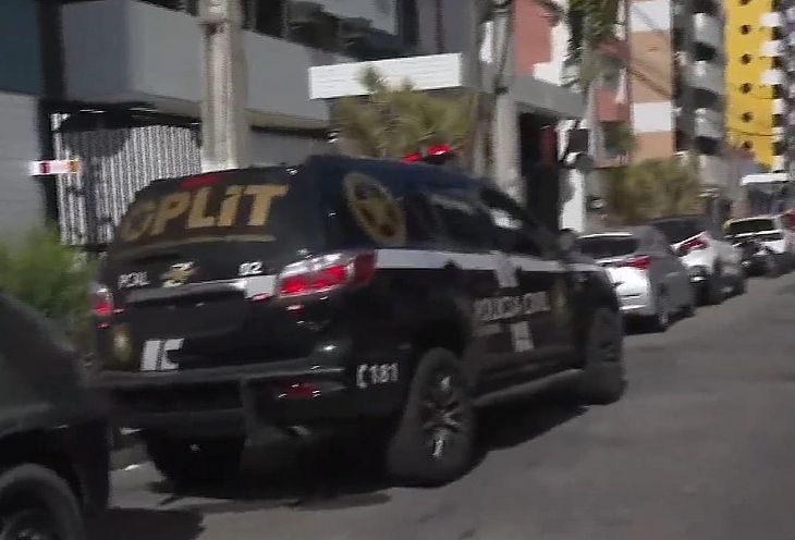 Morador de rua é encontrado morto com golpe de arma branca no pescoço, na Jatiúca
