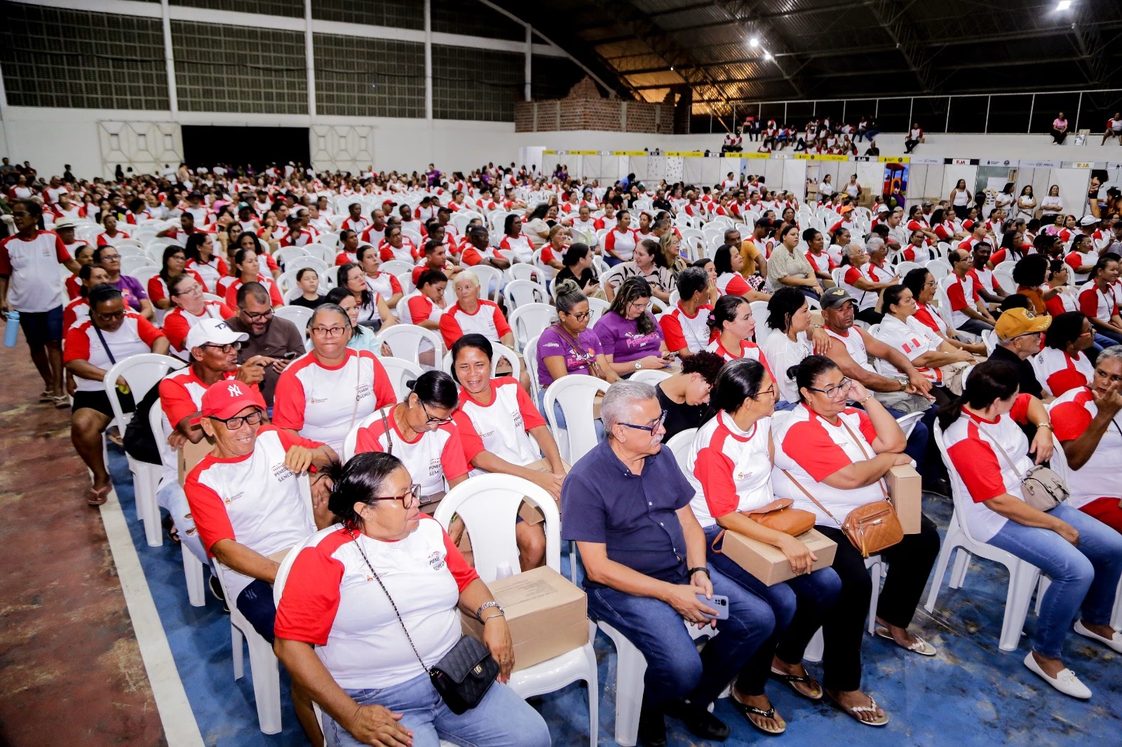 Prefeitura de Penedo entrega material escolar para EJA