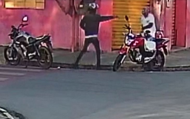 Vídeo: homem é morto com tiros à queima-roupa e criminoso foge em moto, em Viçosa