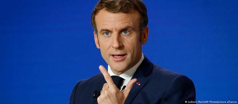 O polêmico projeto para endurecer lei de imigração da França