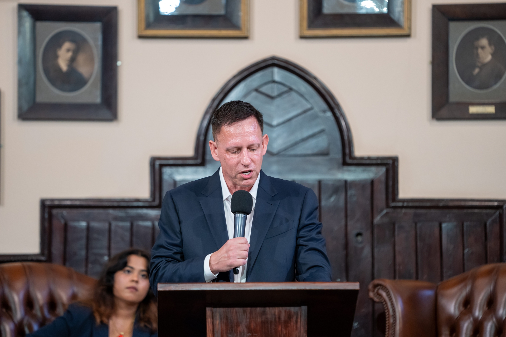 Peter Thiel e SoftBank Vendem Ações da Nvidia e Criam Impacto