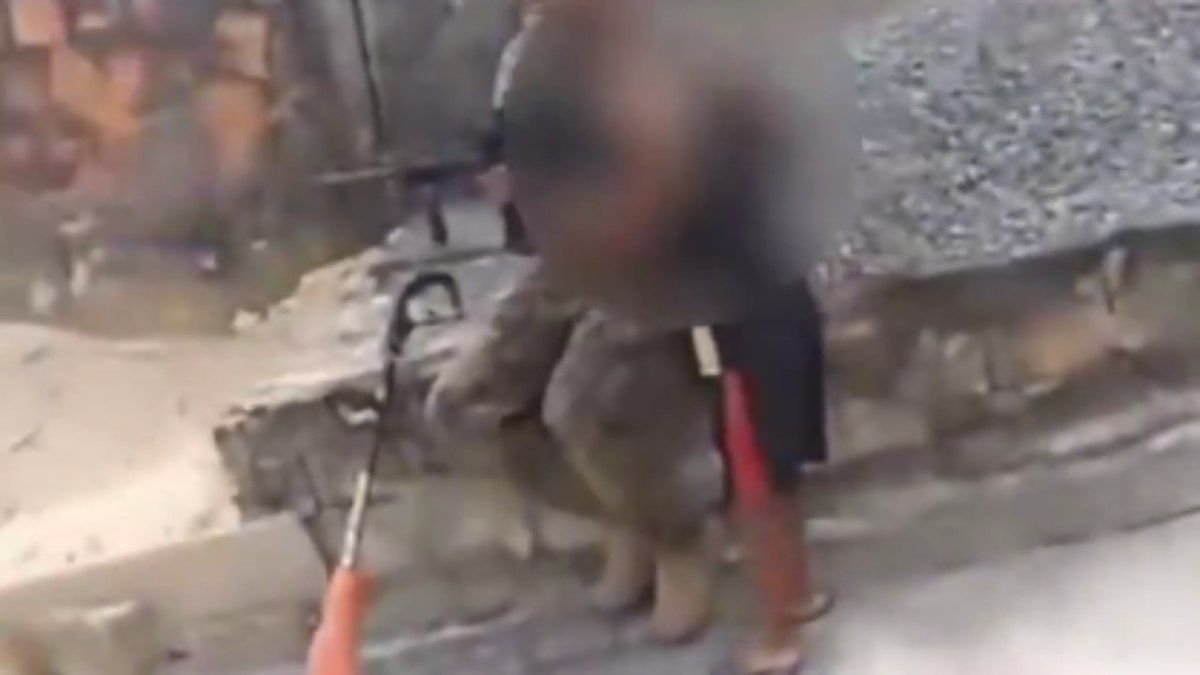 PM do Bope deixa criança tocar fuzil em operação