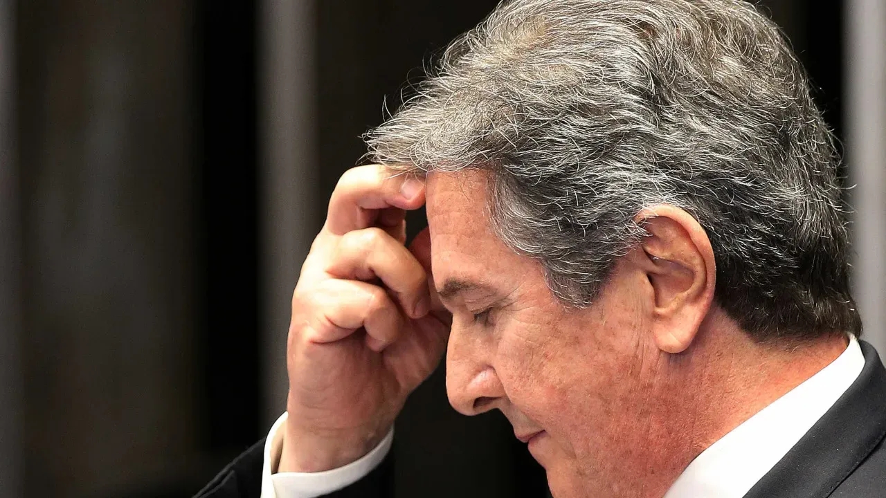 Collor sai do presídio em Maceió para prisão domiciliar