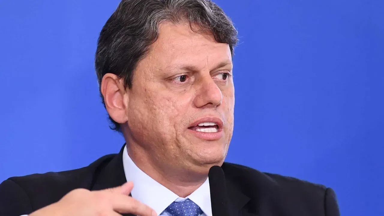 Moraes autoriza visita de Tarcísio a Bolsonaro